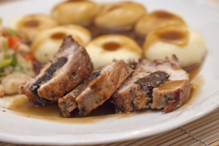 Печена полядвиця з яловичини з раковим маслом