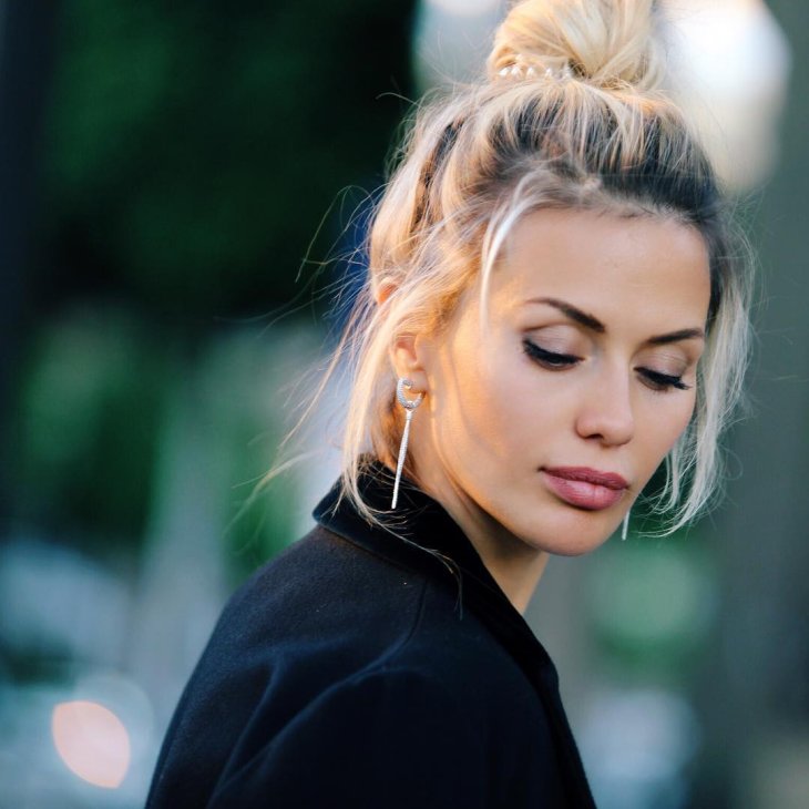 Виктория Боня похвасталась фигурой в желтом купальнике