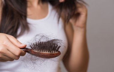 Выпадение волос на фоне стрессовых ситуаций: как бороться с этой проблемой