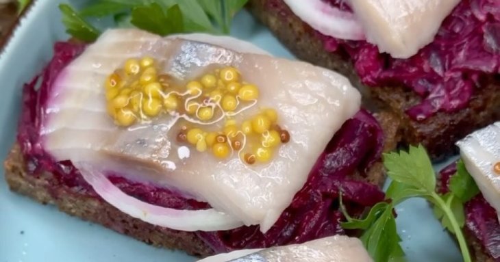 Смачно і бюджетно: рецепт швидкої закуски з оселедцем