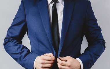 Мало хто здогадується, яка причина: чому чоловіки не застібають нижній ґудзик на піджаку