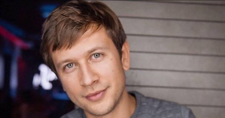 Дмитро Ступка кумедно підколов кохану у річницю стосунків і показав їхні солодкі поцілунки на тлі гір