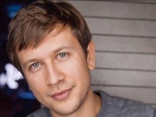 Дмитро Ступка кумедно підколов кохану у річницю стосунків і показав їхні солодкі поцілунки на тлі гір