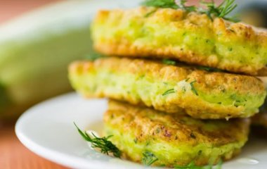 Вкусные и пышные оладьи из кабачка на кефире: вкус, напоминающий пирожки