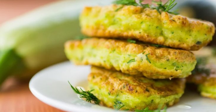 Вкусные и пышные оладьи из кабачка на кефире: вкус, напоминающий пирожки