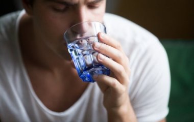 Ендокринолог розповіла, що буде, якщо пити теплу воду натще кожного дня