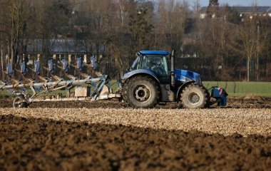 Трактор на швидкості протаранив будинок: невідомі в балаклавах втекли на авто