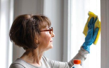 Чому на вікнах залишаються розводи та як їх уникнути: дієві поради для прибирання