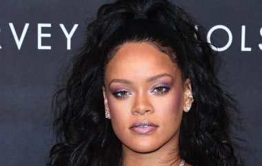 Рианна пришла на звездную вечеринку в прозрачной юбке