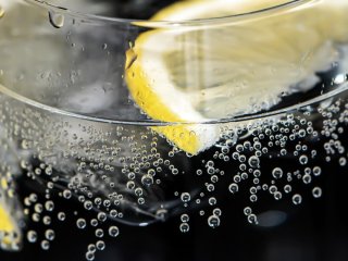 Що станеться з організмом, якщо щодня пити воду з лимоном зранку — ефект, про який знають не всі