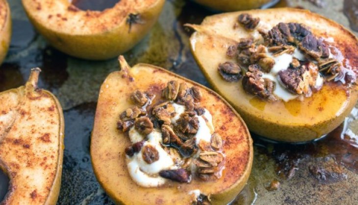 Запеченная груша с гранолой: рецепт вкусного и полезного завтрака