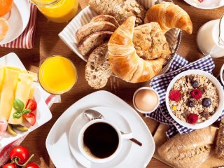Вредный завтрак: почему стоит отказаться от хлеба и булочек с утра