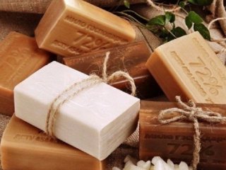 Можно ли умываться хозяйственным мылом: дерматолог развенчала популярный миф