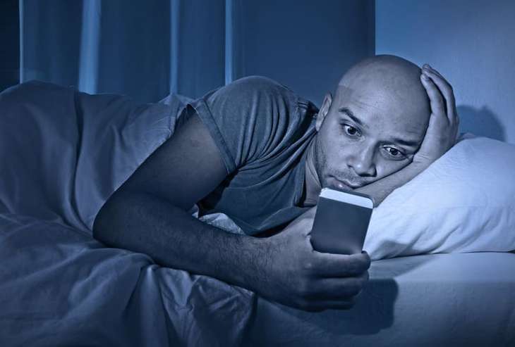 Невролог раскрыл смертельную опасность смартфона возле головы во время сна