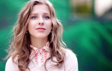 «Эффект бомбы»: беременная Лиза Арзамасова стала брюнеткой с каре