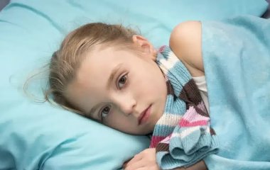 Ангіна у дітей восени: чому загострюються інфекції горла з початком навчального року Реклама
