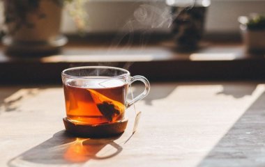 Що це за плівка з'являється на поверхні чаю та чи можна пити напій з нею: відповідь дієтологів