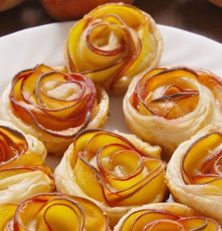 Розочки из слоеного теста с персиками