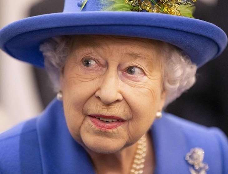 Светится от счастья: Елизавета II гордится принцем Уильямом