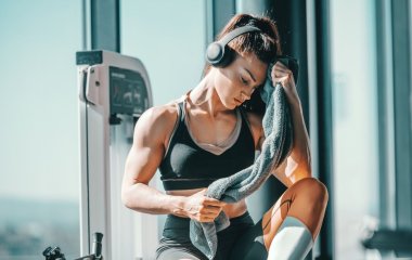 Косметолог объяснила, почему нельзя заниматься физическими упражнениями с макияжем