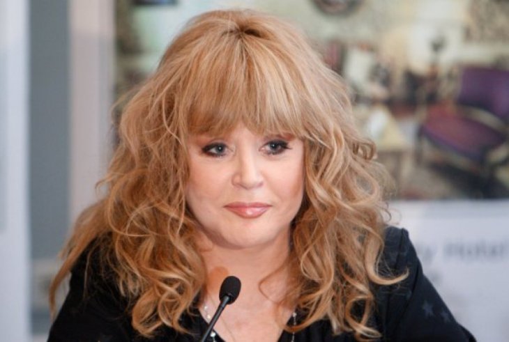 Алла Пугачева продемонстрировала яркий образ для дождливой погоды