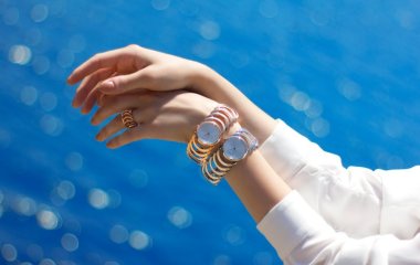 Модные женские часы и аксессуары в рекламной кампании Anne Klein осень-зима 2018-2019, фото