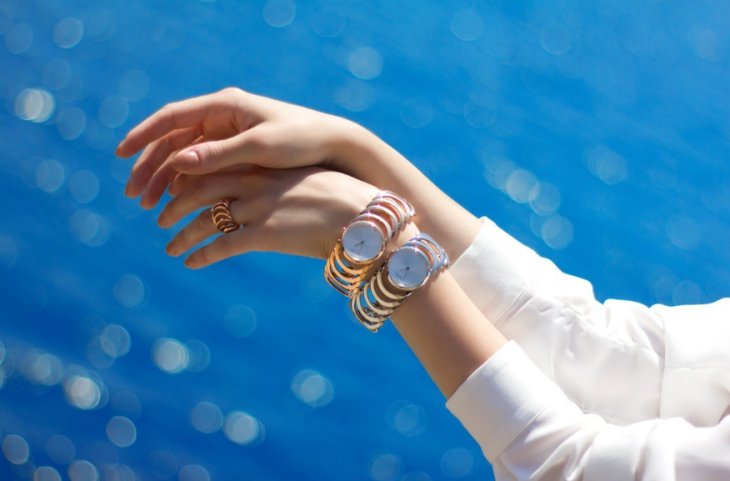 Модные женские часы и аксессуары в рекламной кампании Anne Klein осень-зима 2018-2019, фото