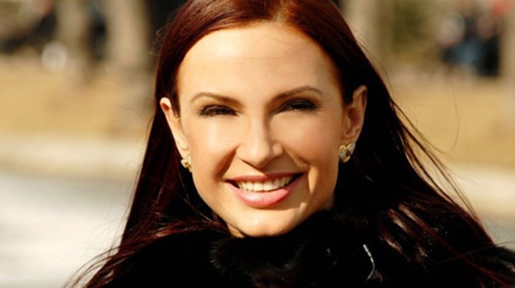 Эвелина Бледанс позировала в велюровом платье на тонких бретелях