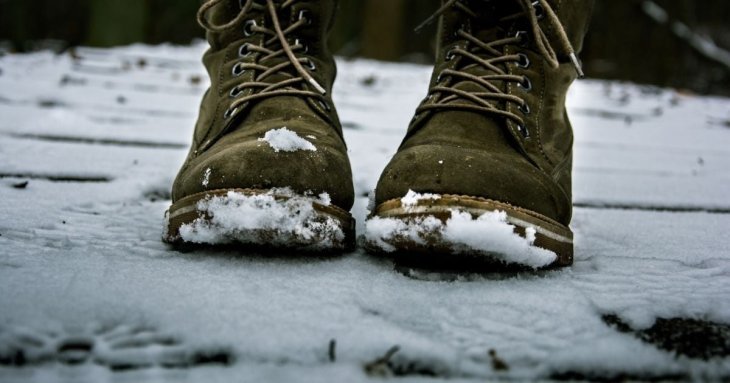 Чому не можна сушити мокре взуття на обігрівачі