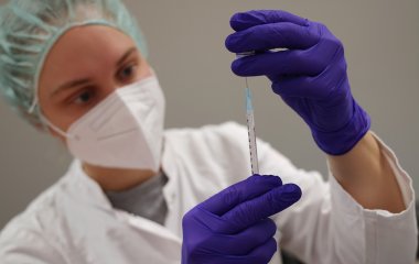 Вчені порівняли захист природного та штучного імунітету від коронавірусу
