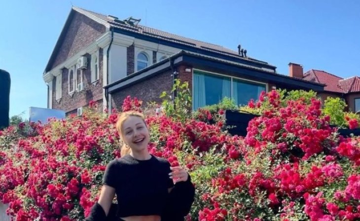 Тина Кароль без макияжа показалась во дворе своего дома под Киевом на фоне роз