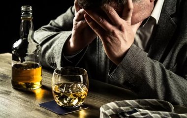 Психолог розповів, як подолати алкоголізм і чому тут не допоможе 