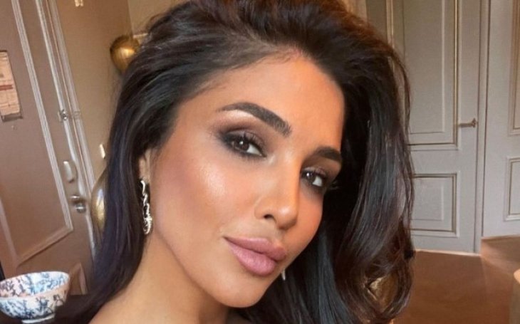 Санта Димопулос пожаловалась на плохое самочувствие и показалась с катетером в руке