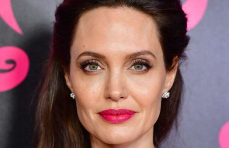 Анджелина Джоли приблизилась к королевской семье