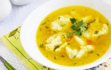 Курячий суп із галушками: рецепт зігрівальної страви для осінніх вечорів