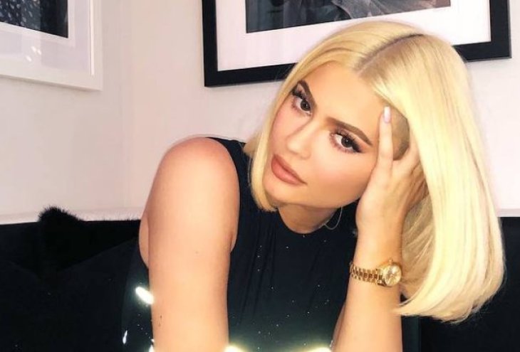 Кайли Дженнер отправилась на вечеринку в белоснежном мини 