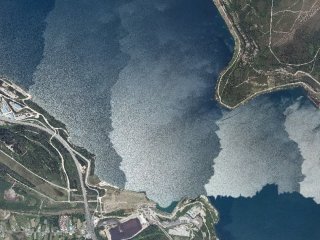 Шахту завглибшки 300 метрів перетворили на величезне озеро: який вигляд вона має тепер