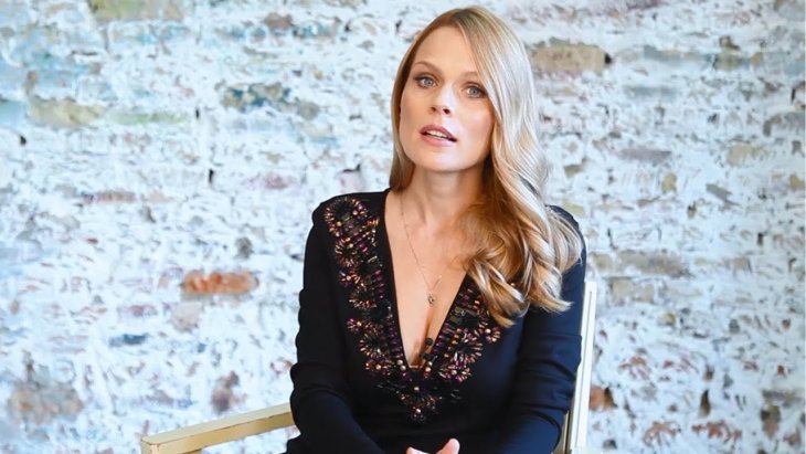 Ольга Фреймут позировала в стильном брючном костюме