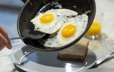 На чому краще смажити яєчню на сковорідці: думки кулінарних експертів