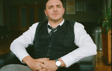Максим Виторган показал, какую книгу сейчас читает