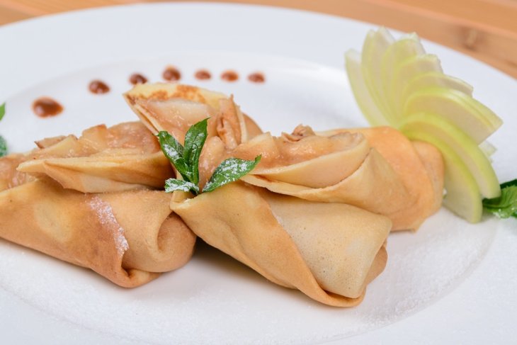 Блинчики с яблоками и корицей: вкуснейшее блюдо на завтрак и десерт