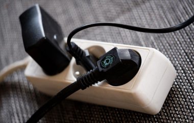Нужно ли выключать из розетки все на ночь: 7 приборов, которые лучше отключить