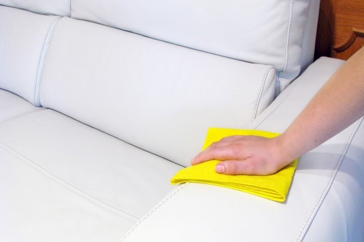 Как почистить диван от пятен без разводов: эффективные средства