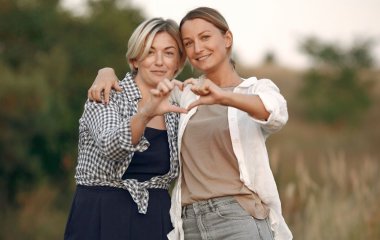 5 речей, які допоможуть зміцнити зв'язок і покращити стосунки між матір'ю та дорослою донькою