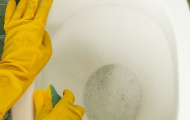 Залиште цю суміш в унітазі на годину — і навіть найстаріша сантехніка сяятиме, наче щойно з магазину