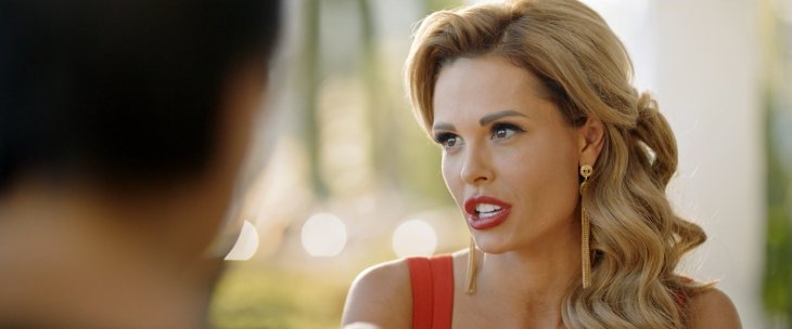 Мария Горбань занимается с дочкой аэро-йогой