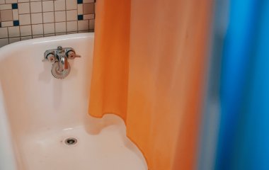 Як очистити шторку в ванній кімнаті від жовтизни, цвілі, іржі чи вапняного нальоту: перевірені способи