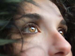 Ученые рассказали, как определить рак легких по глазам
