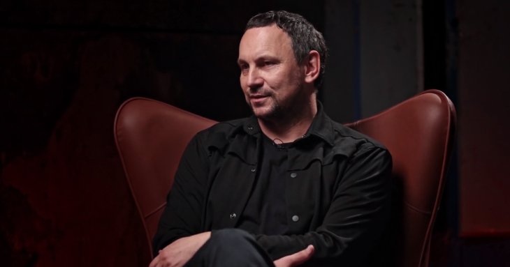 Валерій Харчишин після заяви про новий роман заінтригував поцілунками з таємничою обраницею