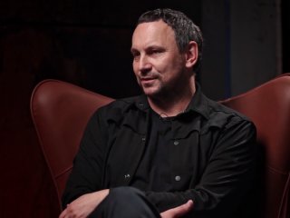 Валерій Харчишин після заяви про новий роман заінтригував поцілунками з таємничою обраницею